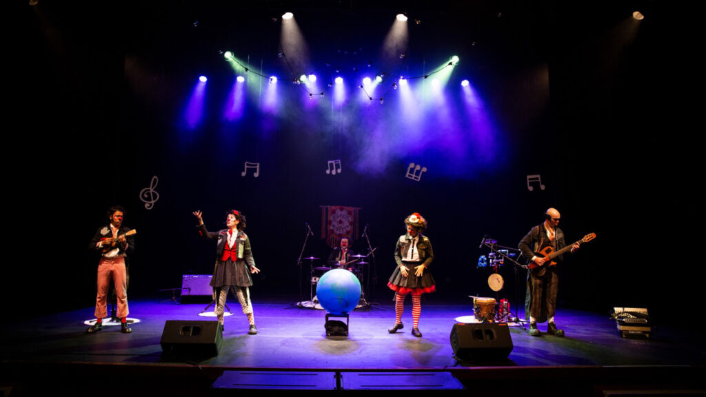 Orquestra Modesta, no espetáculo-show "Canções Para Pequenos Ouvidos". (Foto de: Amanda Areias/Divulgação)