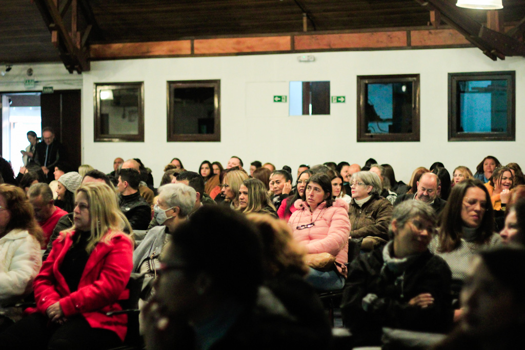 pessoas sentadas em um auditória