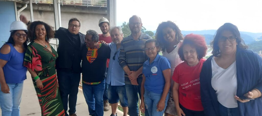 pessoas posando para foto em São Paulo
