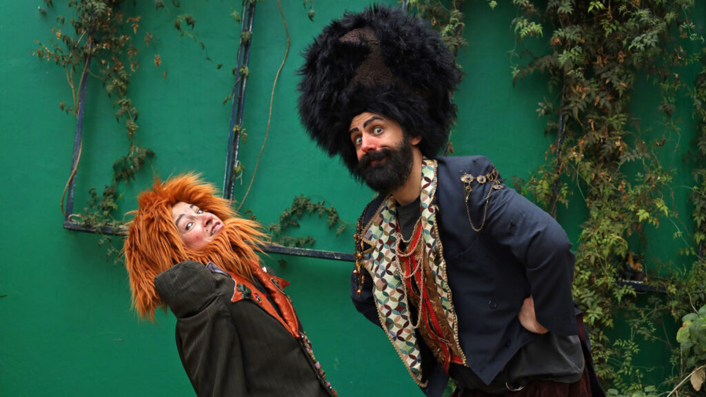 Artistas Camila Cequinel e Silver Neto, do espetáculo “O dono da praça” em cartaz na Caixa Cultural. (Foto: Divulgação)