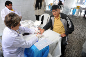 idoso sendo atendido por enfermeira