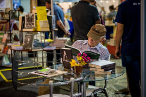 homem branco lendo livro