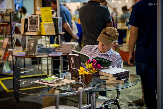 homem branco lendo livro