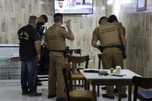 policiais militares de costas