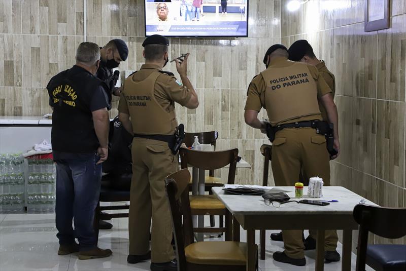 policiais militares de costas