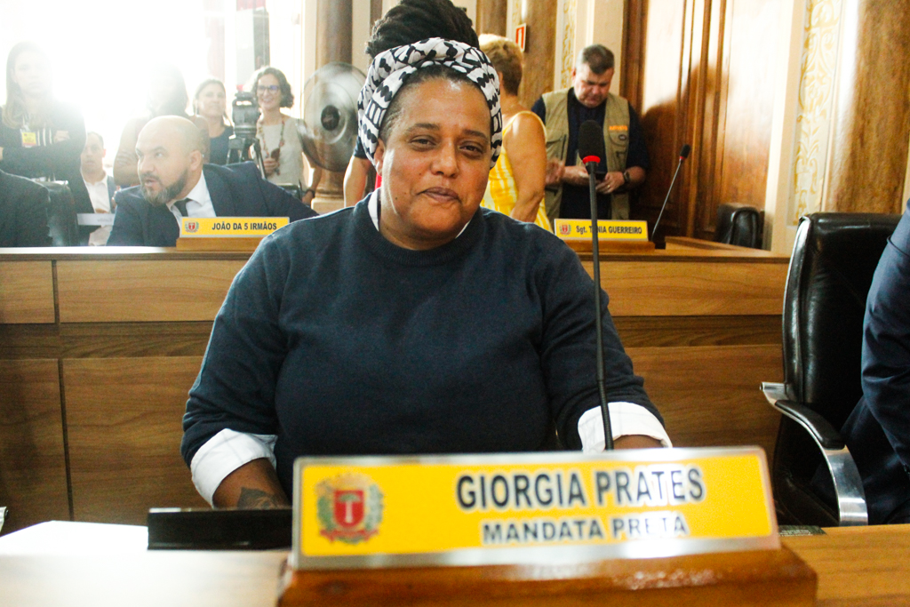 foto mulher negra vereadora giorgia sentada