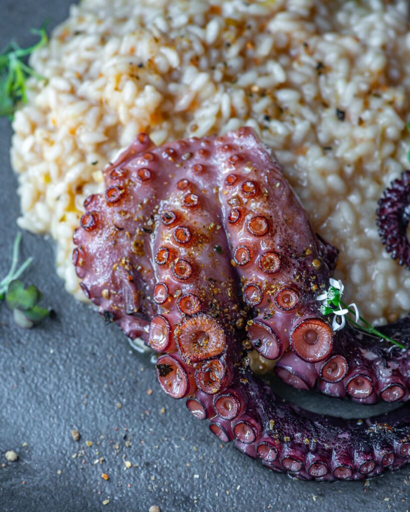 Polvo tostado com arroz bomba cremoso é um dos pratos principais do jantar de Dia dos Namorados no restaurante Grés. (Foto: Gaby Schroeder/Divulgação)