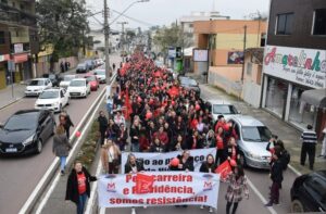 grevistas fazem protesto