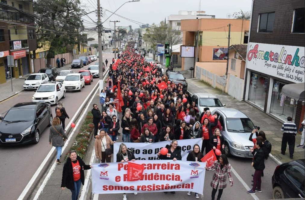grevistas fazem protesto
