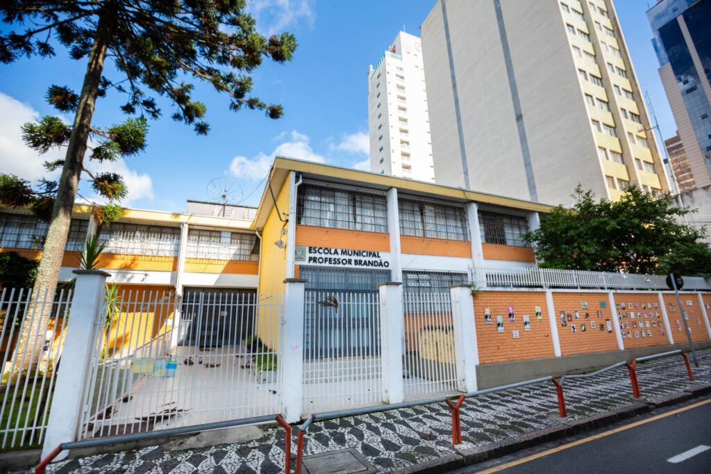 Material em falta: escolas de Curitiba pedem mais de 20 mil livros didáticos ao governo federal