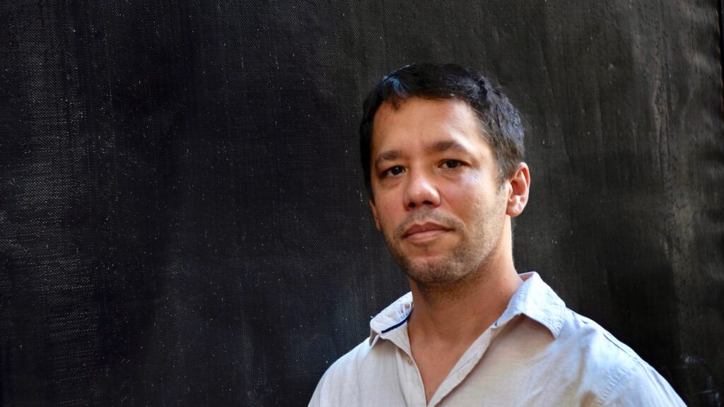 Itamar Vieira Junior lança  “Salvar o fogo” nas Livrarias Curitiba