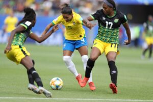 Debinha contra jogadoras da Jamaica