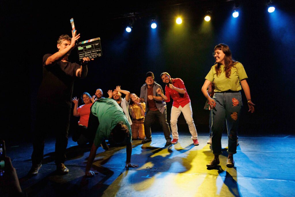 Cena de espetáculo de improvisação da ImproDnA, que entra em cartaz com Improflix. (Foto de: Vitor Dias)