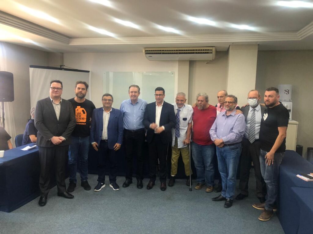 políticos homens brancos pousam para foto