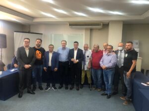 políticos homens brancos pousam para foto