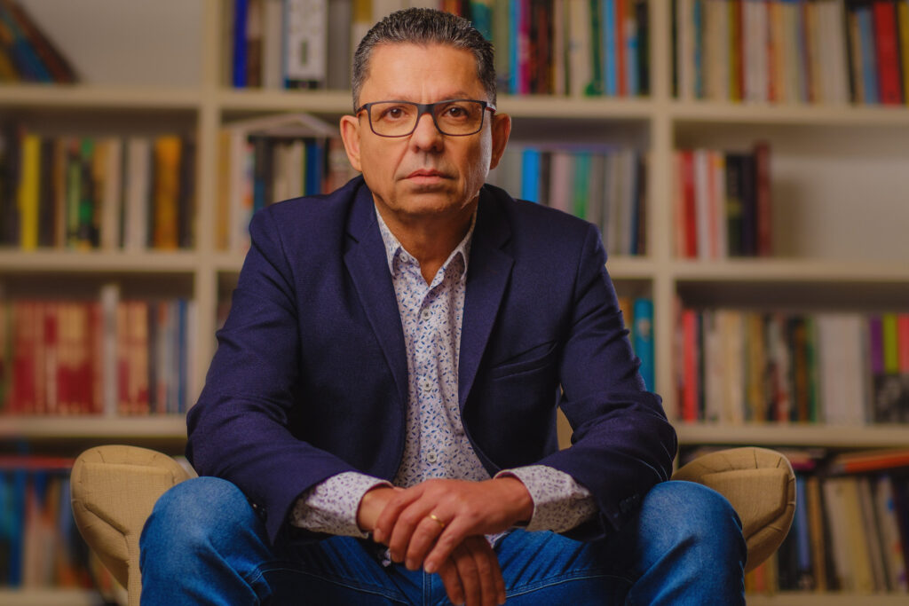 Miguel Sanches Neto lança o romance “Inventar um avô” na Livraria da Vila