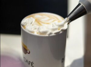 café mocha sendo preparado