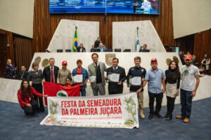 foto de homenageados no plenário da alep