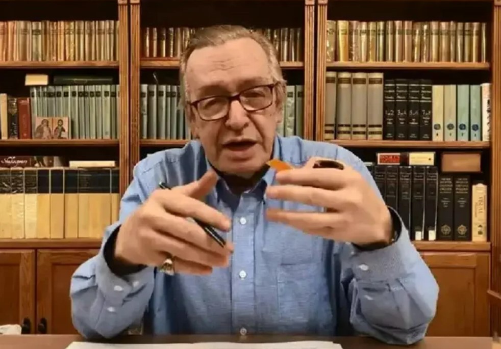 Câmara arquiva homenagem a Olavo de Carvalho