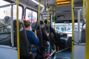 passageiros em ônibus de Curitiba