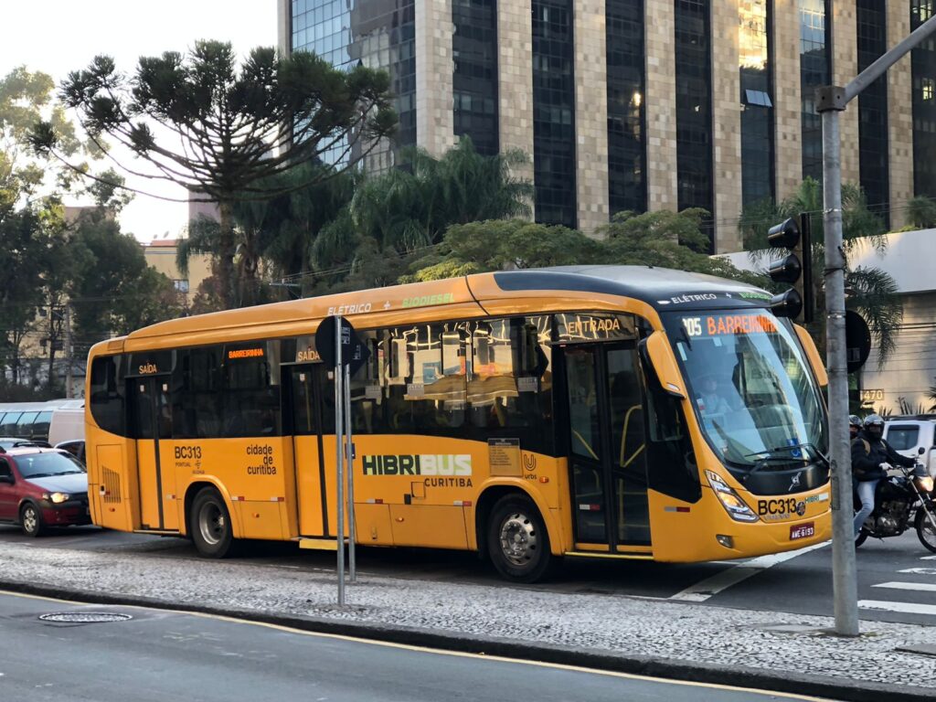 ônibus amarelo em Curitiba