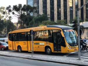 ônibus amarelo em Curitiba