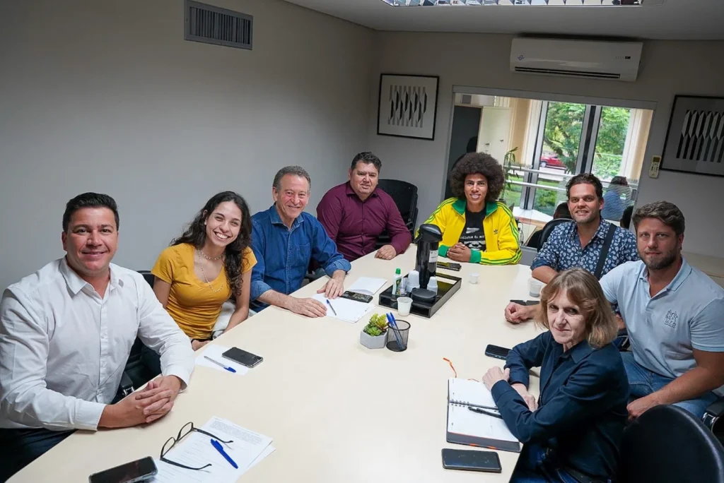 parlamentares sentados durante reunião