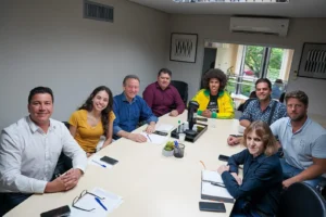 parlamentares sentados durante reunião
