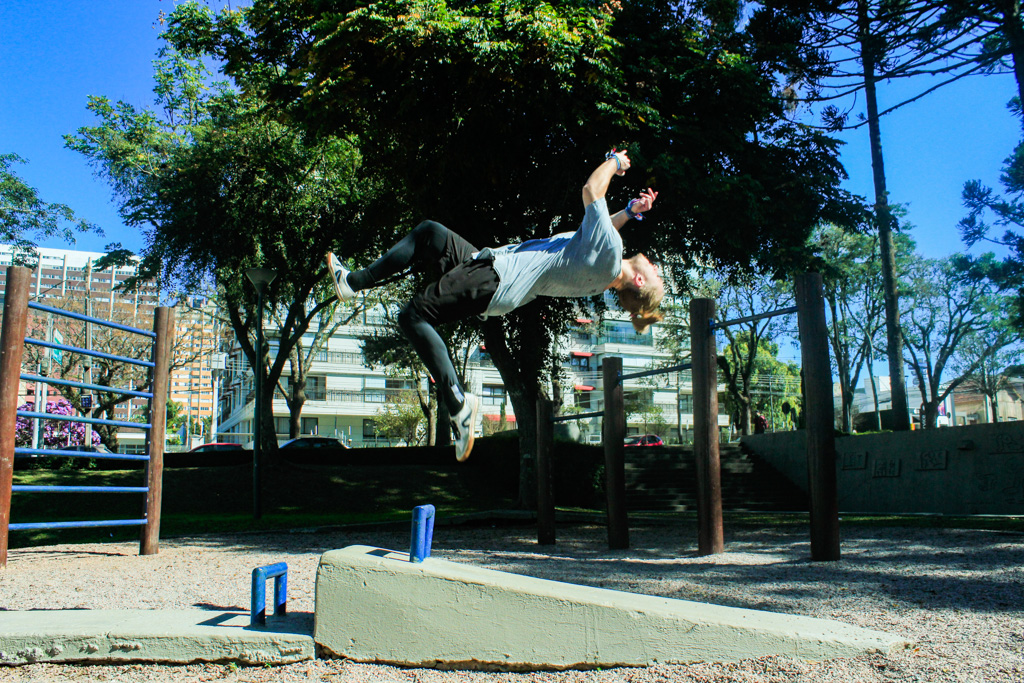 Parkour como esporte ganha cada vez mais espaço em Curitiba