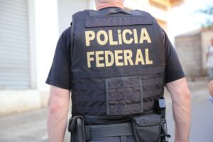 policial branco de costas com colete a prova de balas