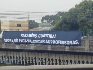 faixa no viaduto do Orleans