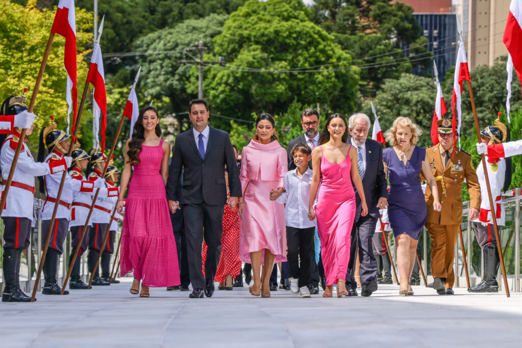 Ratinho Jr. acompanhado da família na Assembleia Legislativa do Paraná