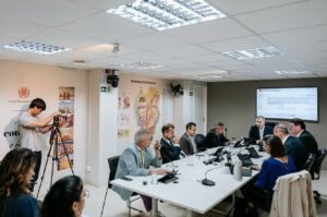 vereadores e sindicalistas sentados à mesa durante reunião