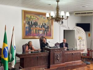 organizadores sentados de frente para câmera