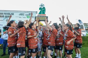 jogadoras de futebol comemoram título