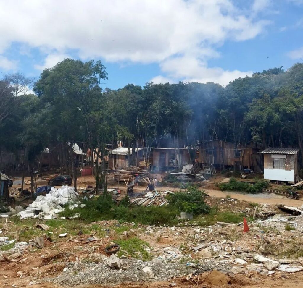 imagem da ocupação com casas construídas