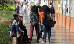 estudantes sentados