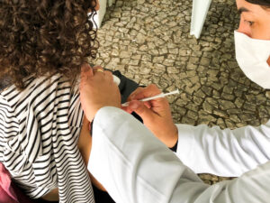 mulher branca sendo vacinada