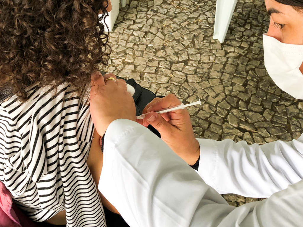 mulher branca sendo vacinada